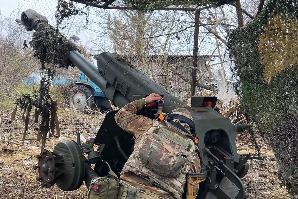 俄軍將D-30榴彈砲瞄準庫斯克邊境的烏克蘭陣地。（美聯社）