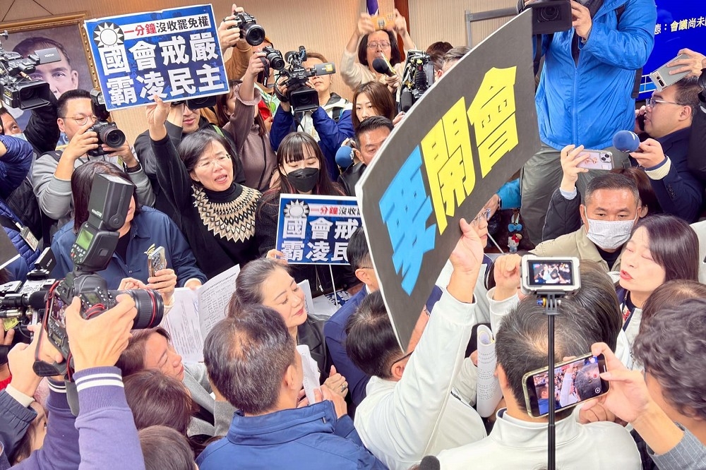 國民黨這種禁錮反對議員蠻橫立法的方式已經觸碰民主政治的底線，必然引發社會民心的高度不滿與不安。圖為藍綠兩黨為了確認上次會議的議事錄而互相對峙。（攝影：張哲偉）