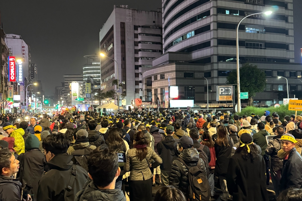 民團號召「冬季青鳥在台北」行動，首波抗議活動18日晚間在國民黨中央黨部前展開。（讀者提供）
