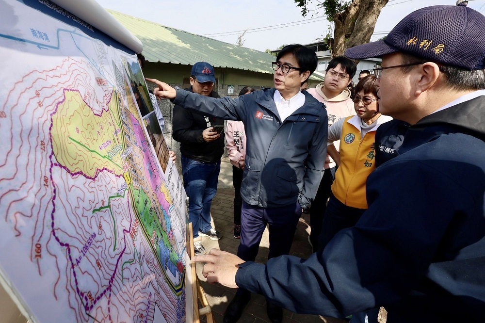 高雄市長陳其邁到軍區內，勘查山坡地水土保持及圍牆重建進度。（水利局提供）