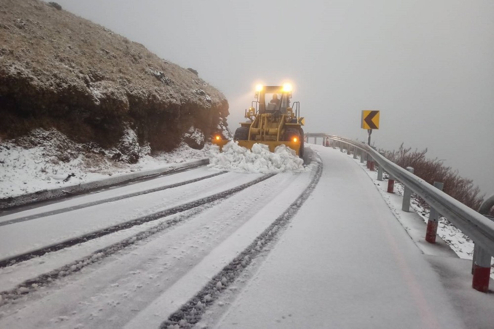 氣象署預測本周末高山地區將有降雪機會。（資料照片／公路總局提供）