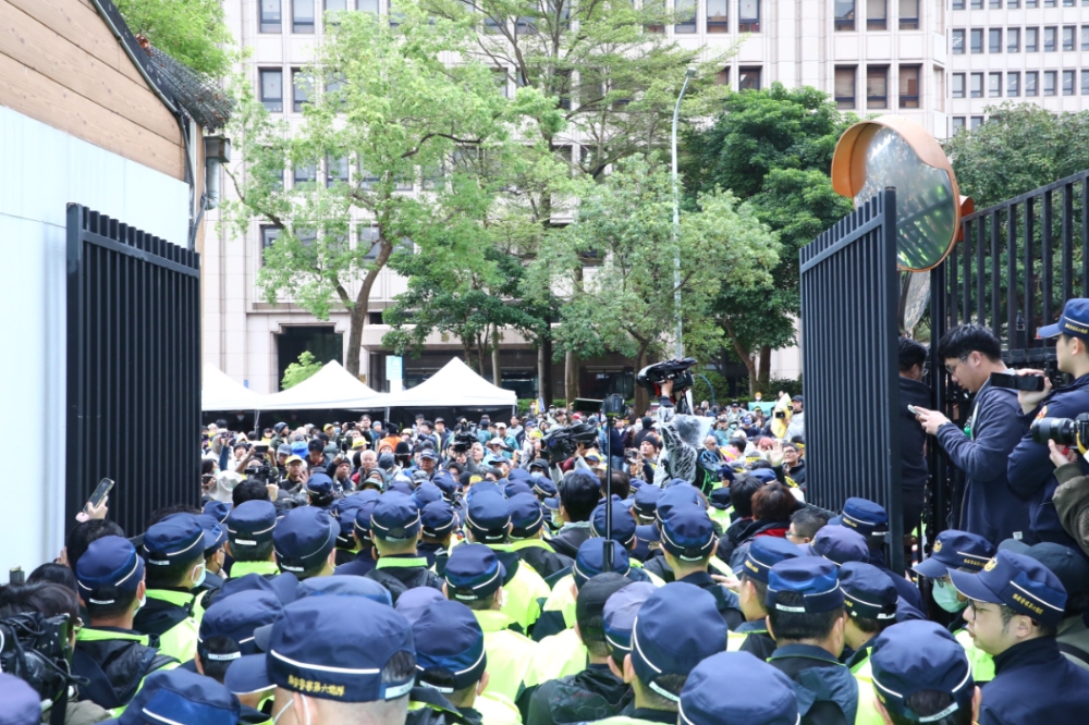 立法院場外民眾集結抗議，一度欲衝進立院，和警方推擠後僵持。（王侑聖攝）