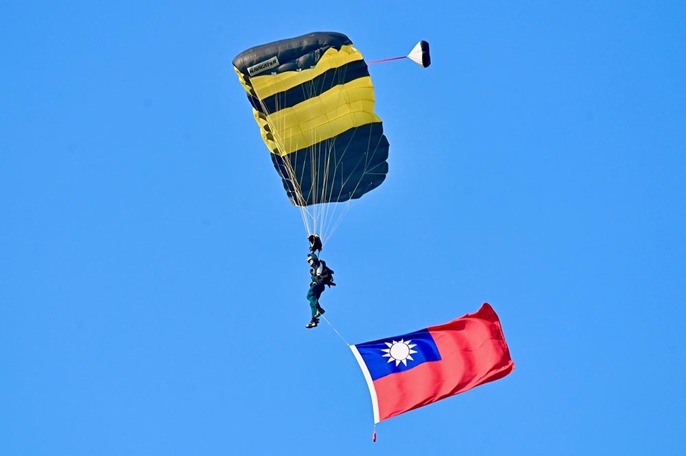 神龍小組20日在屏東潮州空降場實施戰力展示，攜帶國旗自高空一躍而下。（張哲偉攝）