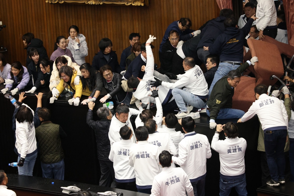 朝野雙方在立法院內為法案爆發肢體衝突。（陳愷巨攝）