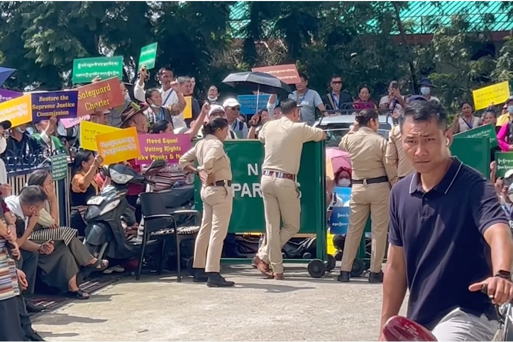 2024年9月中旬，500餘西藏人在印度達蘭薩拉抗議部份西藏流亡議會議員阻擾西藏最高法院恢復運作。（圖片來源：The Call of General Public 臉書）