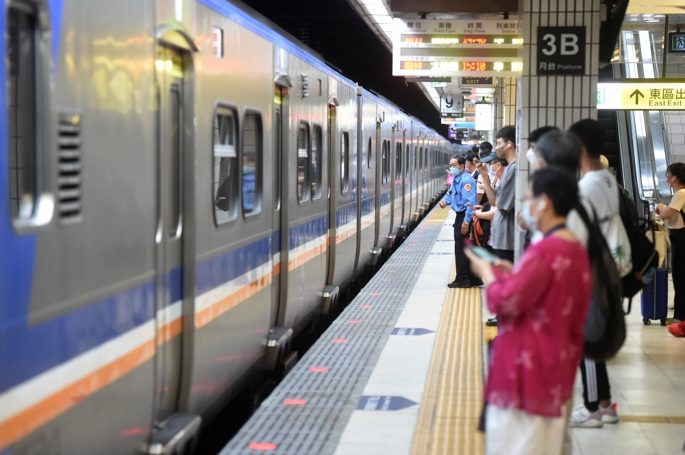 台鐵與高鐵分別推出加班列車與疏運措施，應對年假大量旅客需求。僅為示意圖。（資料照片／張哲偉攝）