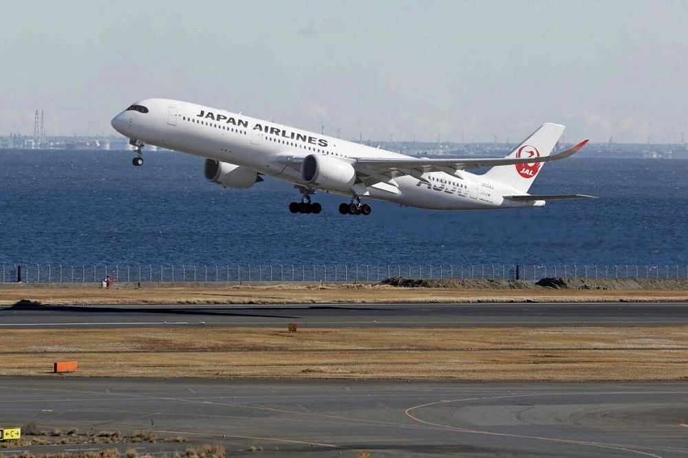 日本航空系統遭受網路攻擊，包括售票與航班營運都受到影響，圖為該公司班機起飛畫面。（資料照片／美聯社）