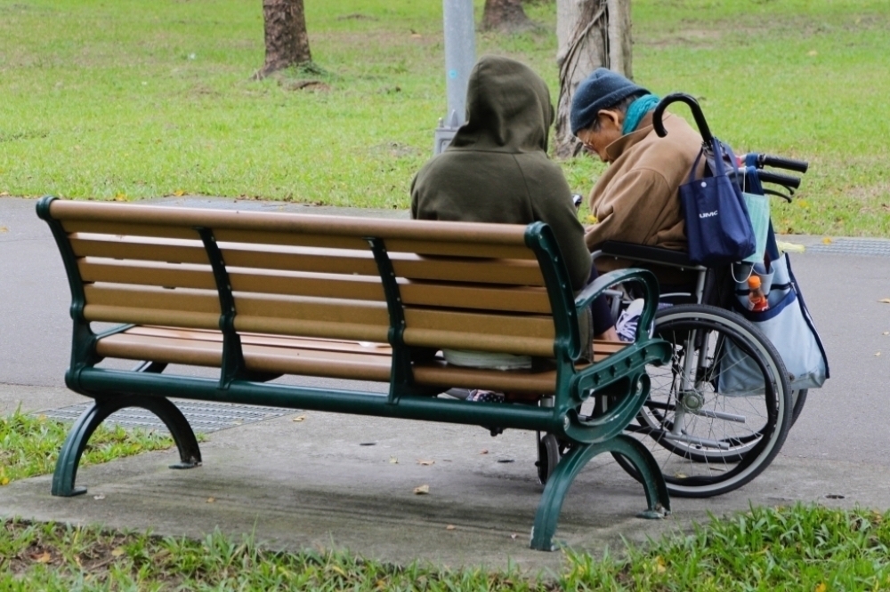 立法院將於明天將排審《老人福利法》修正草案，其中包括讓65歲以上、所得稅級距未達20%的長者免繳健保費。（資料照片／李隆揆攝）