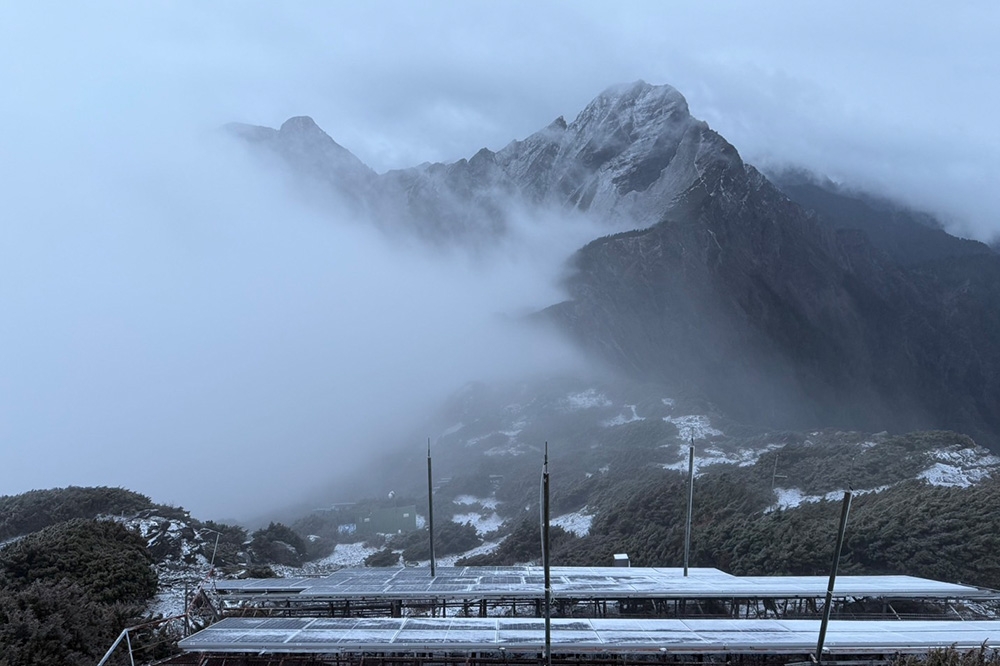 玉山昨天晚上、今天清晨都飄下雪花，白茫茫一片超美。（中央氣象署提供）