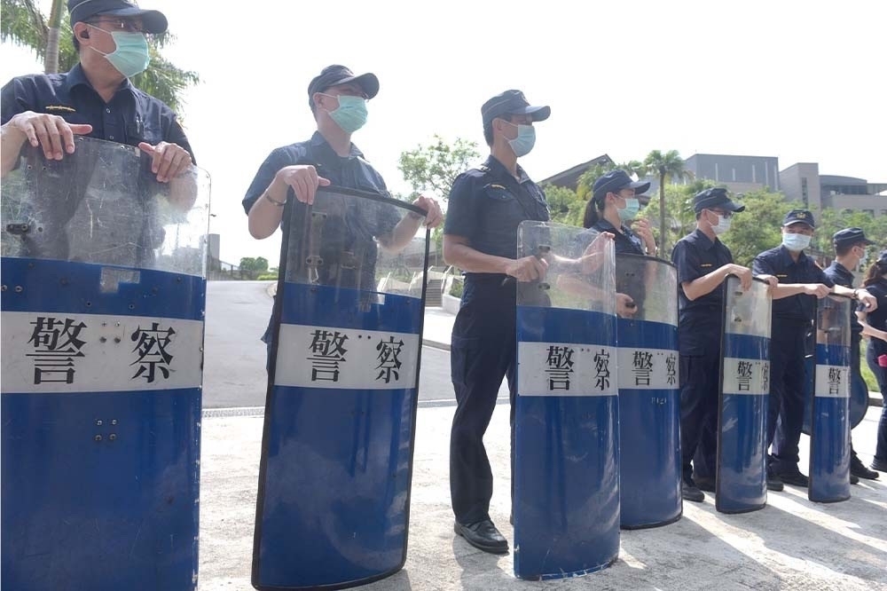 藍白兩黨推動修法提高警消人員的退休所得替代率，引發各界批評警消。示意圖，非當事人。（資料照片）