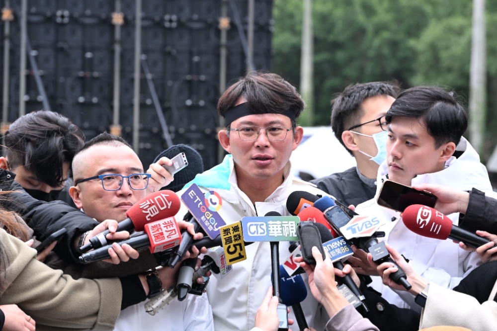 黃國昌開嗆，最沒資格講司法正義的就是柯建銘，若他真有點羞恥心，應為過去踐踏司法行為，向社會道歉。（張哲偉攝）