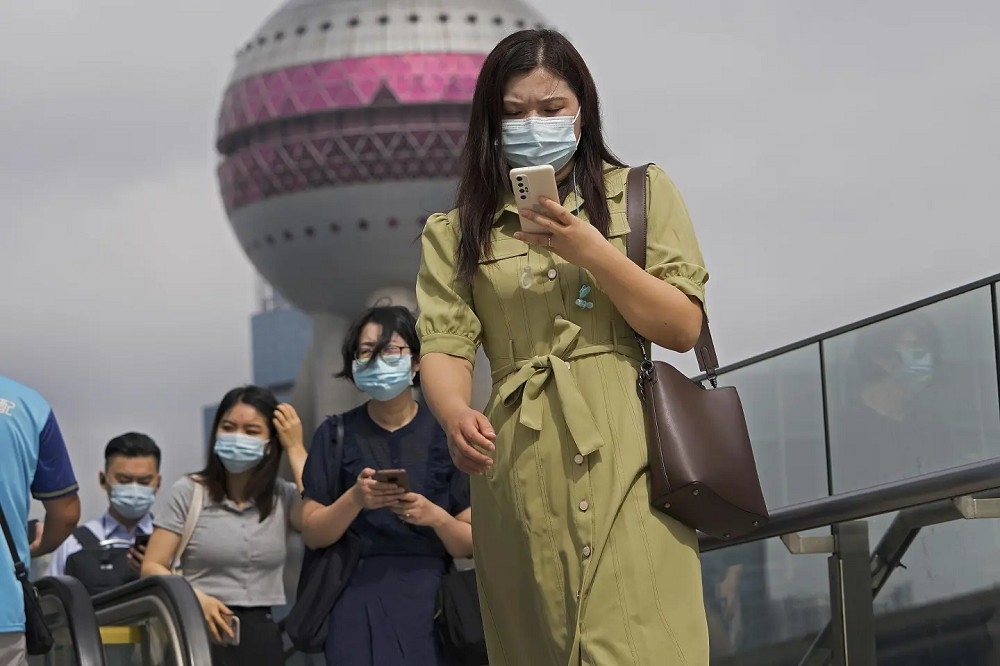 1名上海市人大代表建议该市部分地区应撤销防火长城。 图为2021年8月时，上海使用智能手机的人群。 （美联社）