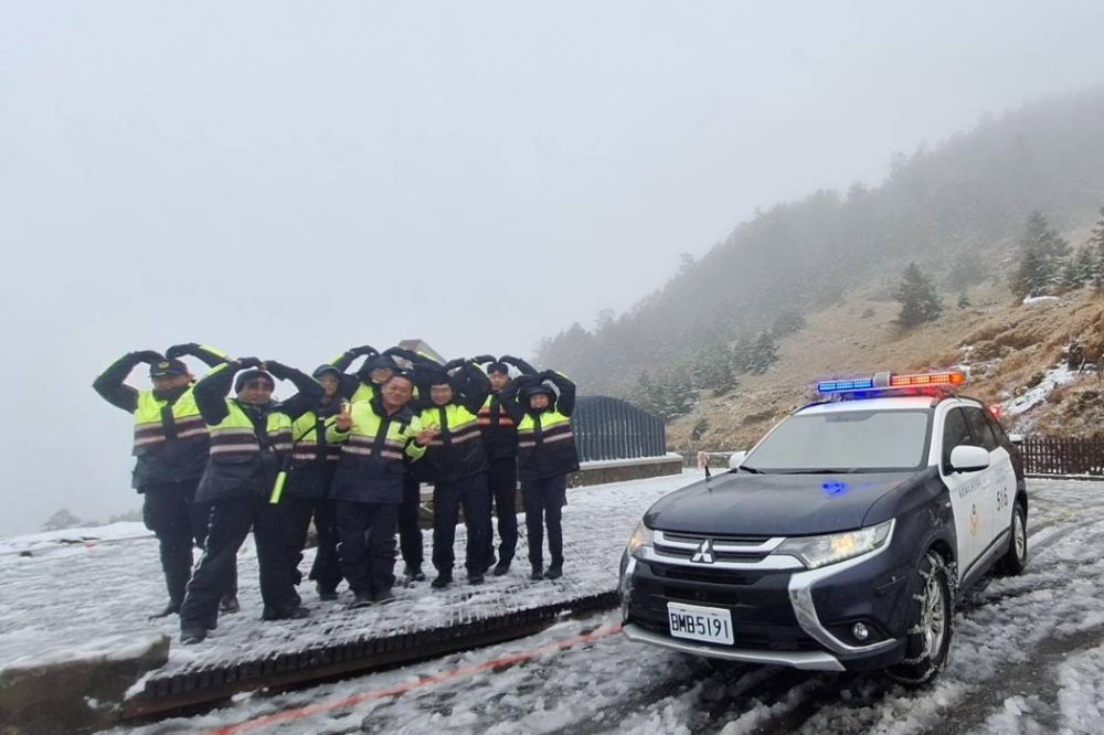 合歡山下雪了！鏟雪車出動清除路面冰雪　值勤員警雪地比大愛心