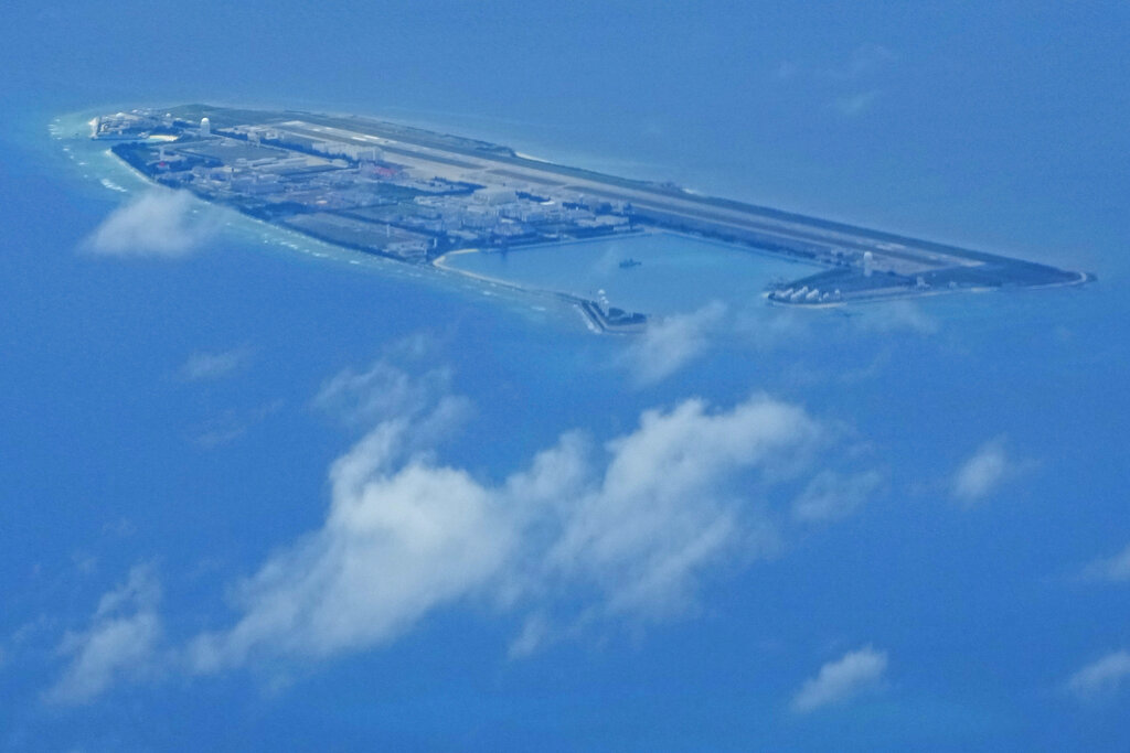 中國在南海打造人造島