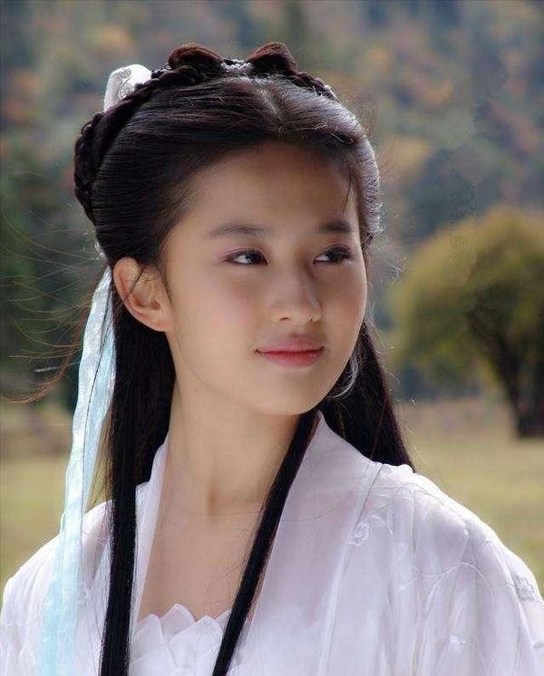 劉亦菲2004年《神雕俠侶》獲金庸欽點演出女主角「小龍女」