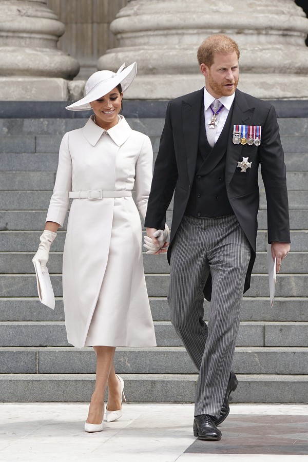 哈利梅根6月帶著一雙兒女回英國參加女王登基70周年盛典時，不僅搭乘私人飛機，據悉來回花費高達600萬台幣