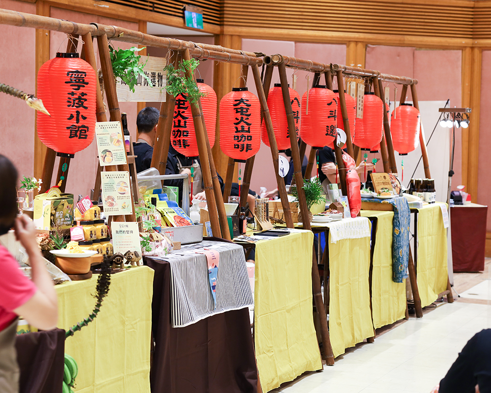 市集現場邀請多家綠色餐飲主廚大展身手，台北市集「島嶼的山海旬味」更是由四大策展人聯手舉辦