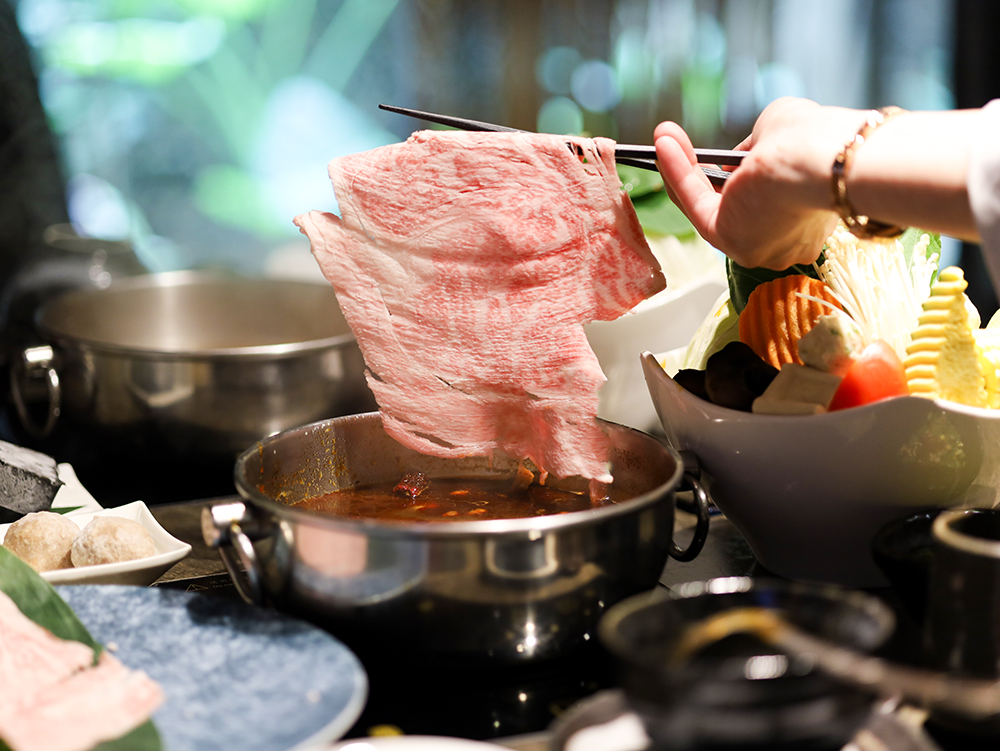 台北東區火鍋「養心殿精緻鍋物」加購優惠要收下！「日本生蠔」、「頂級鮑魚」、「日本A5和牛」一次開吃