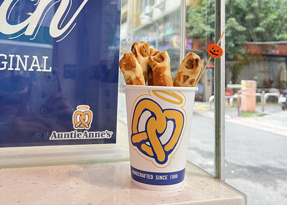 Auntie Anne's 蝴蝶餅「手指安緹棒」一隻手指安緹棒為 139 元（ 5 入）、一雙手指安緹棒為 180 元（ 10 入）