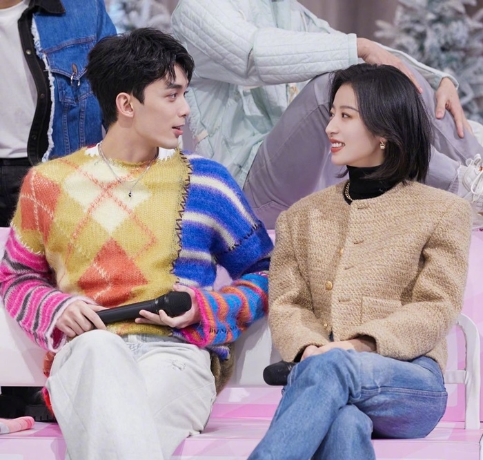 吳磊、周雨彤宣傳新戲《愛情而已》在節目上互動意外高甜。(取自微博)