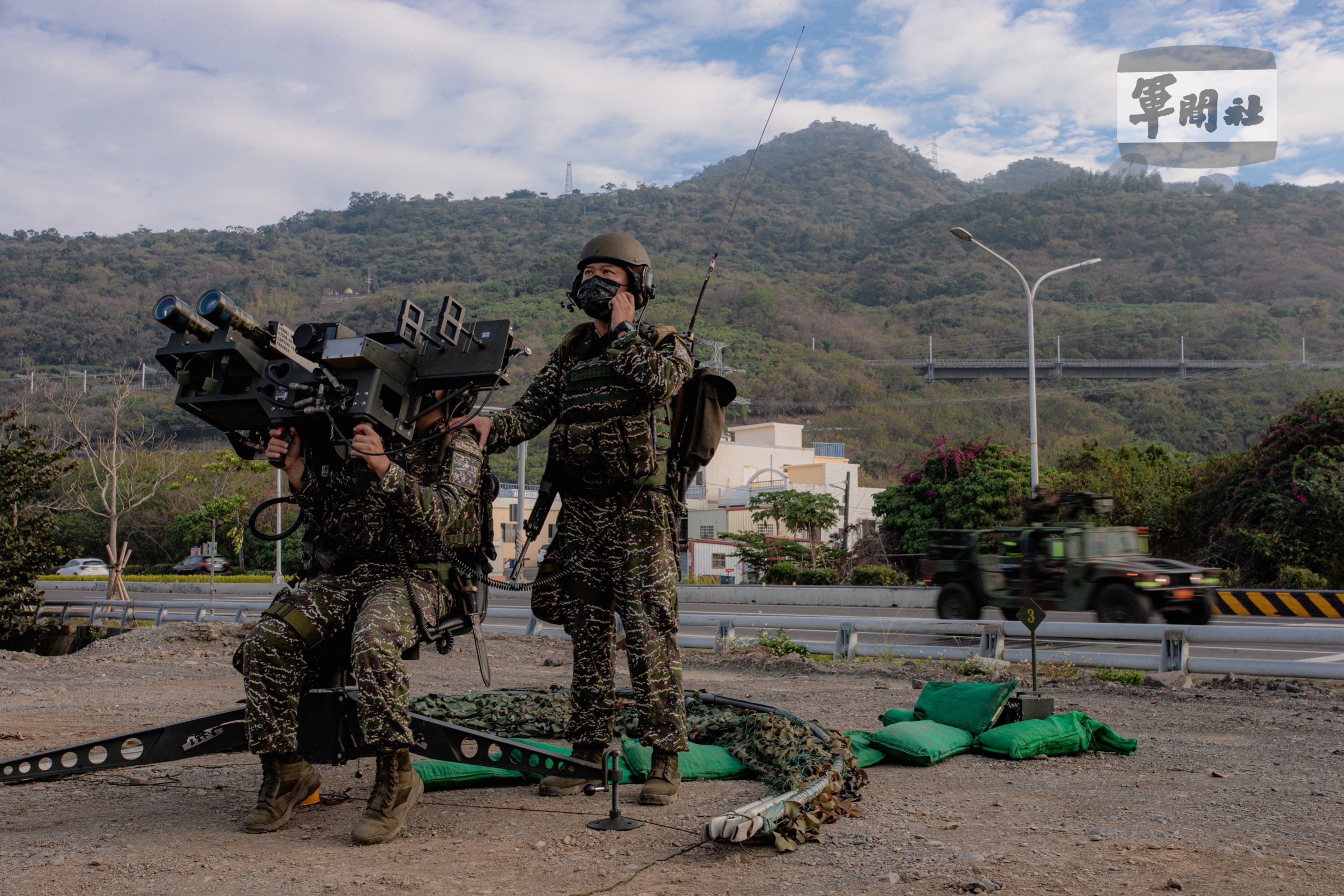 國軍防空連官兵對空域實施防護。