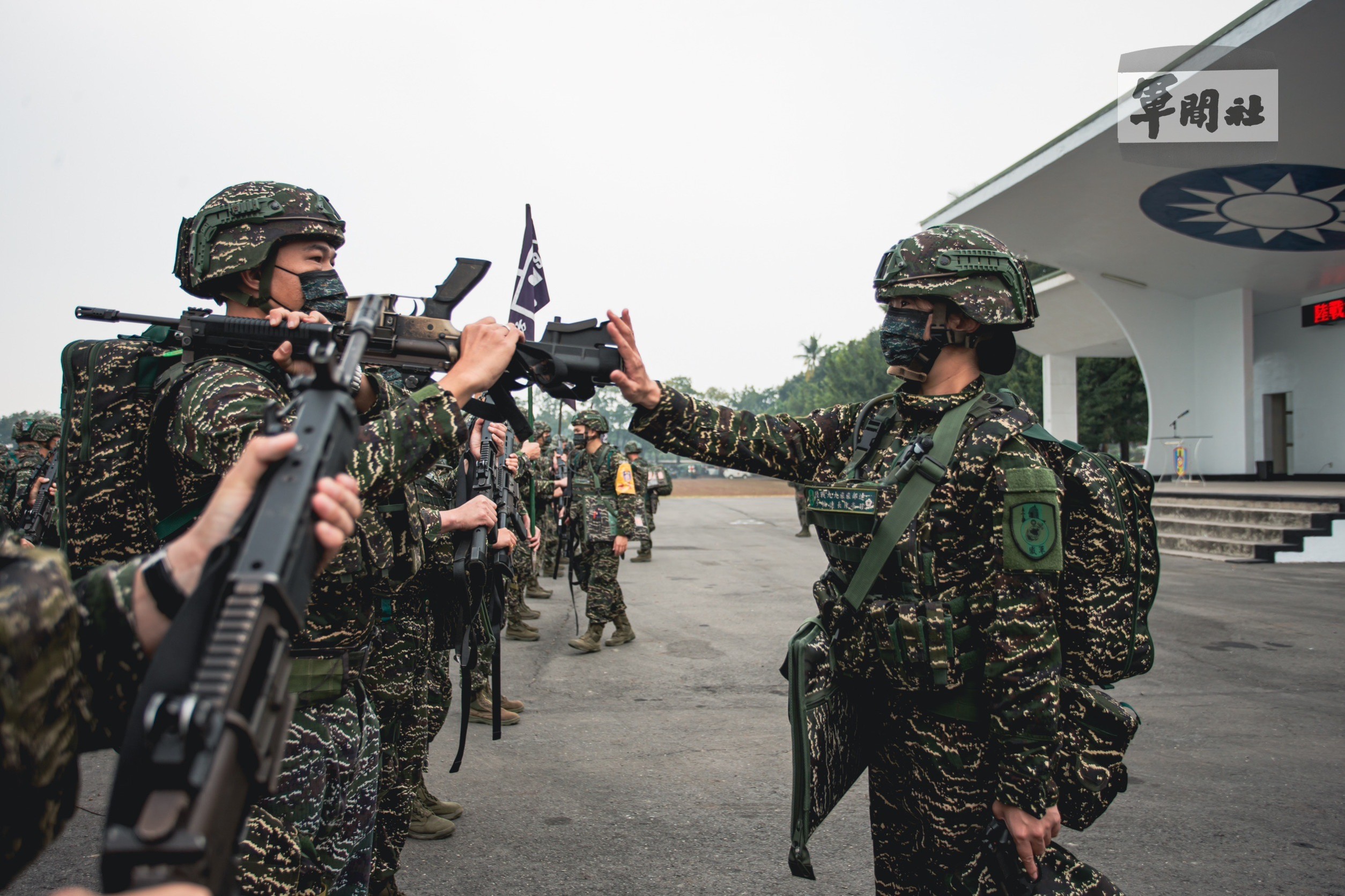 海軍陸戰隊單位幹部進行戰備檢查。