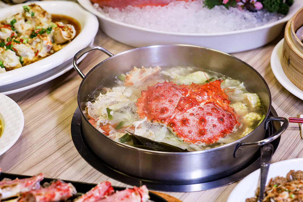 將帝王蟹的身體整隻丟下去煮湯，便能感受到單純的鮮甜味！