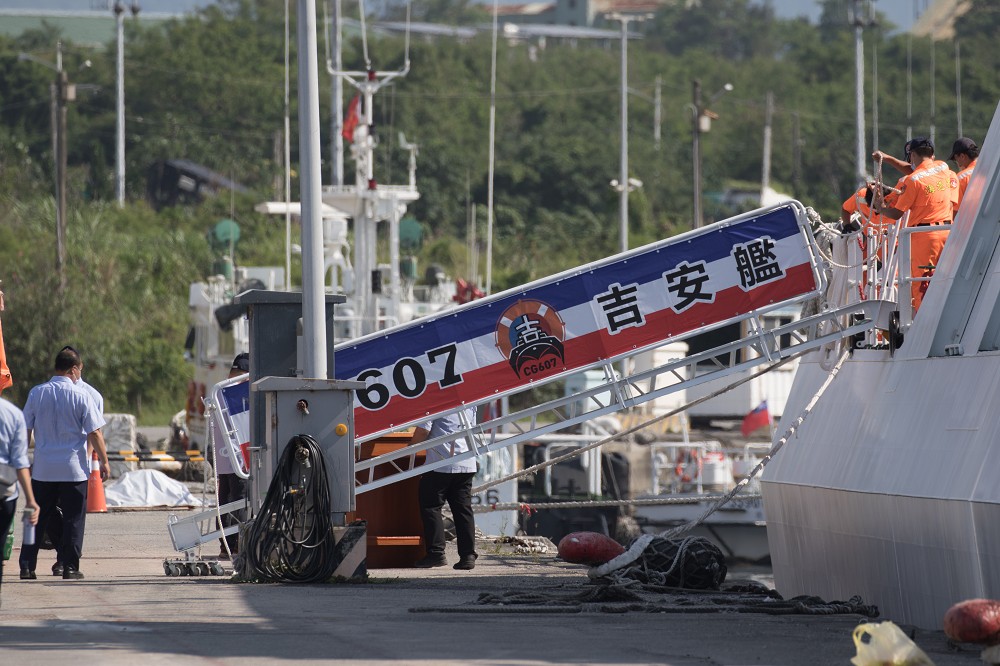 海巡「吉安艦」靠港後放下舷梯