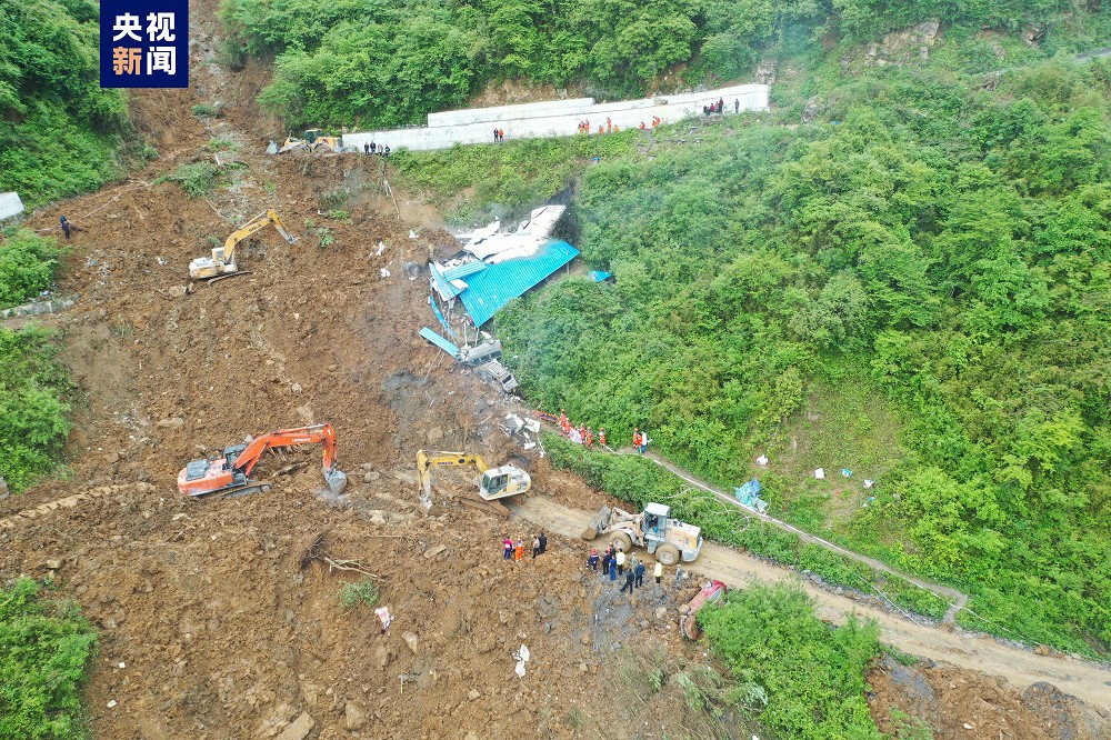 大量土石流掩埋了道路以及礦山生產設施