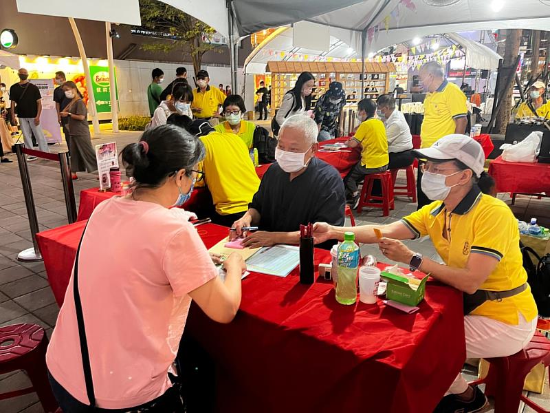 新北板橋七夕市集「月老市集」活動還涵蓋了「擲筊抽好禮」、「愛情姻緣卦」、「月老餐桌」等內容