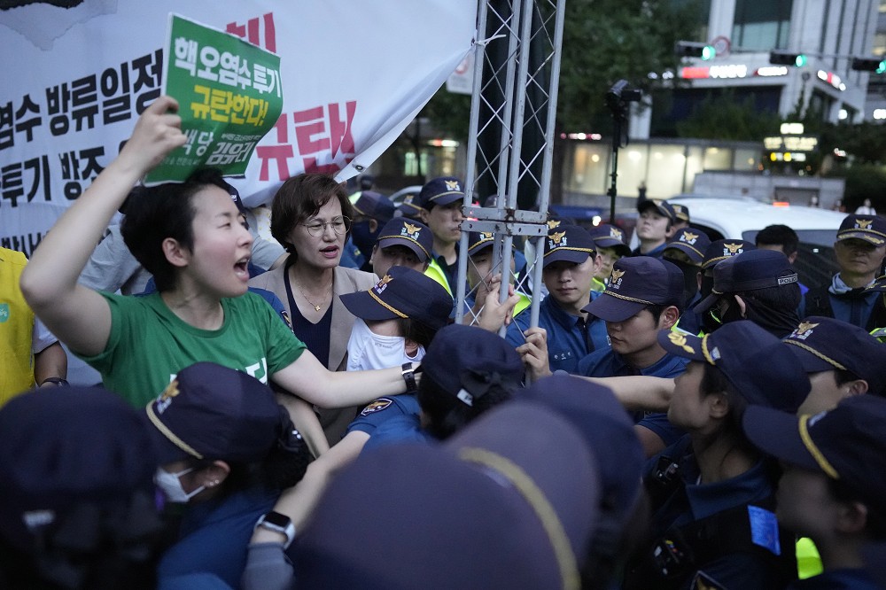 南韓民眾22日在首爾街頭示威