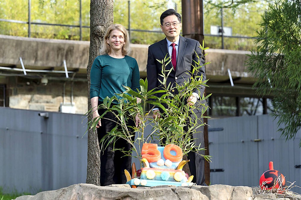 秦剛（右）與華府國家動物園園長史密斯