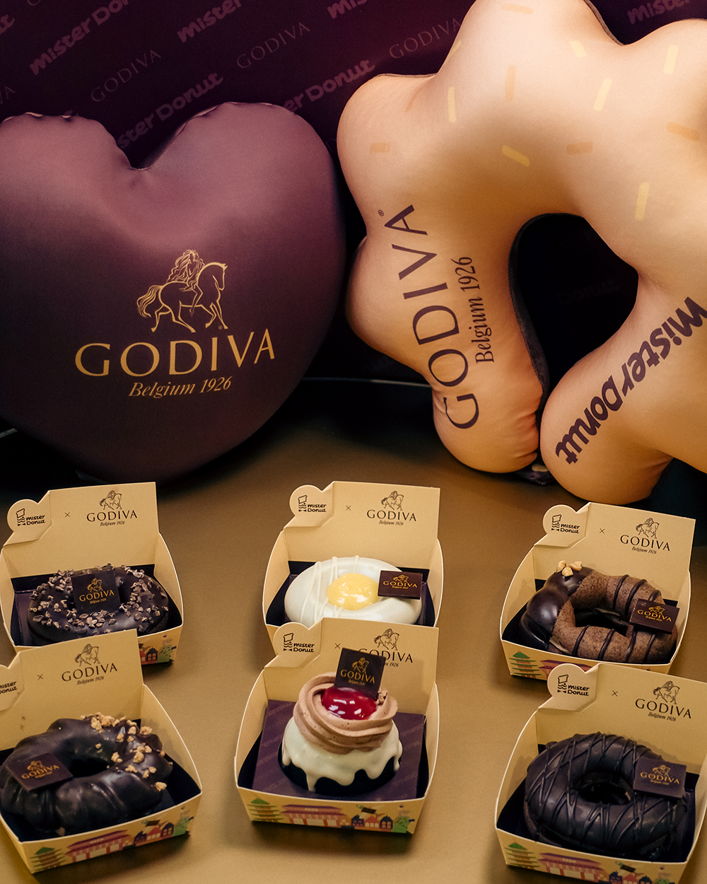 Mister Donut「GODIVA 甜甜圈旅行頸枕」購買任一 GODIVA 聯名甜甜圈，即可以 499 元加購，各品項單筆交易限加購各一個