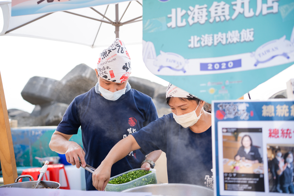 本週日高雄海線市集「high 趴音樂市集」期間更推出 400 份小吃免費送，包含各種人氣在地美食