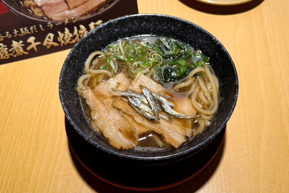 大阪必吃拉麵「烈志笑魚油 麺香房 三く」芳醇煮干叉燒拉麵／售價 140 元