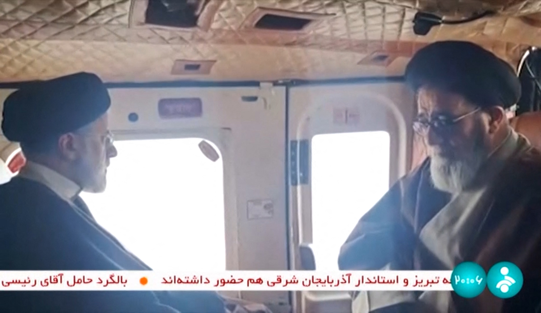伊朗官媒稍早釋出萊希（右）等人在直升機內的畫面