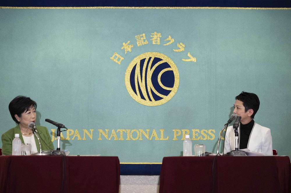 東京都知事小池百合子（左）19日與蓮舫等人舉行記者會
