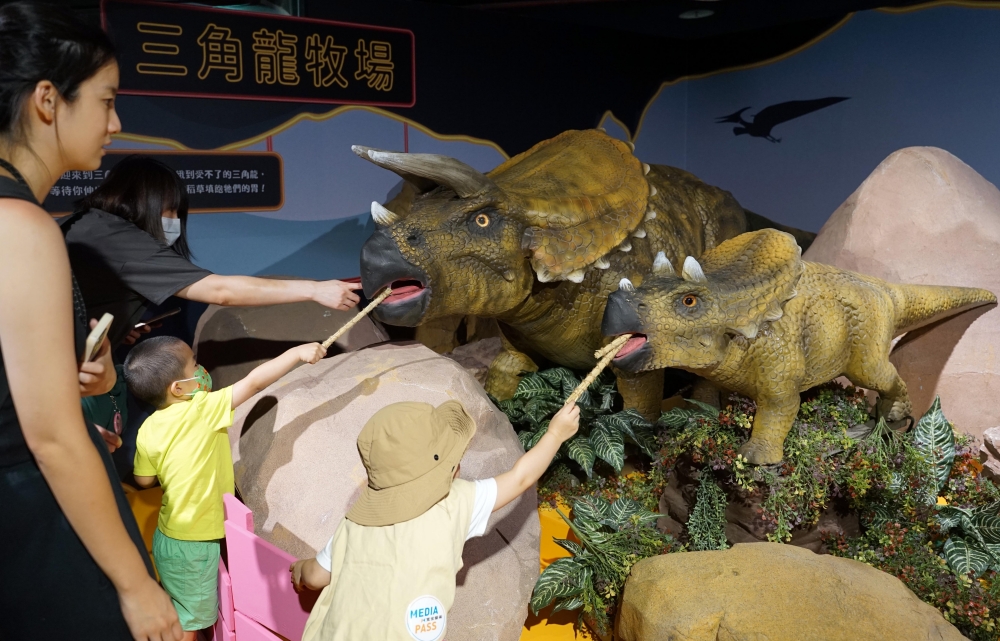 「侏羅紀 × 恐龍光影展」最強恐龍展來了！新型科技結合遊戲互動、彷彿置身侏羅紀世界