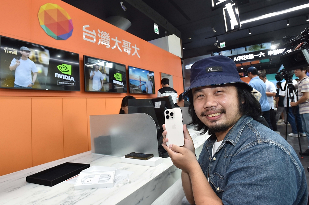 台灣大哥大 iPhone 16 系列首賣會直擊！李雅英等 Fubon Angels 現場大秀應援舞　「美西 AI 朝聖之旅」等 300 萬元豪禮等你拿